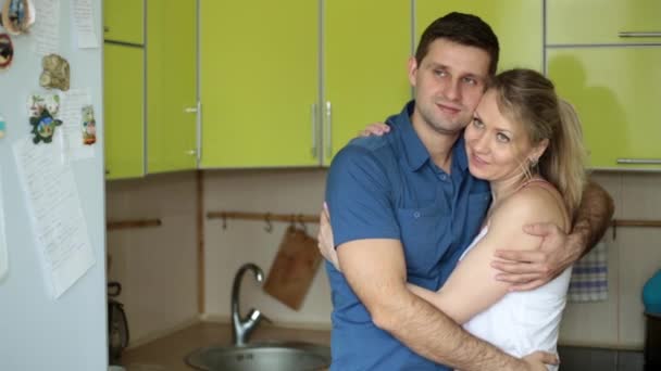 glückliches junges Paar in der Küche. junge Familie zu Hause. - Filmmaterial, Video