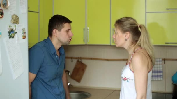 Mann und Frau streiten sich in der Küche. - Filmmaterial, Video