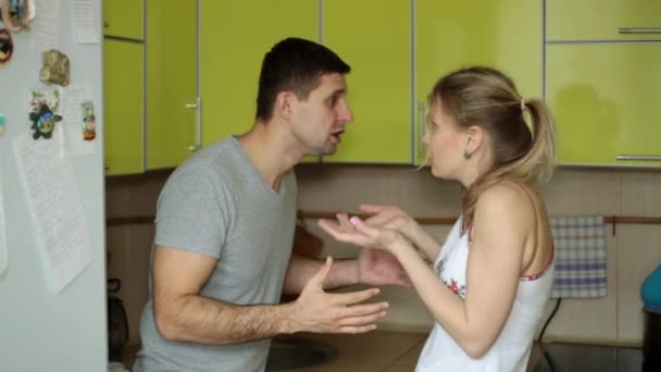 Mann und Frau streiten. ein Mann schlägt eine Frau. Gewalt in der Familie. - Filmmaterial, Video