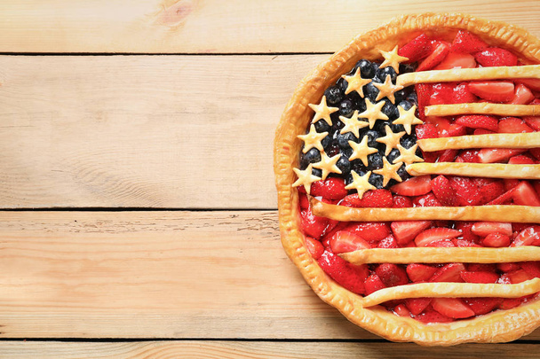Tasty American flag pie on wooden background - Foto, imagen