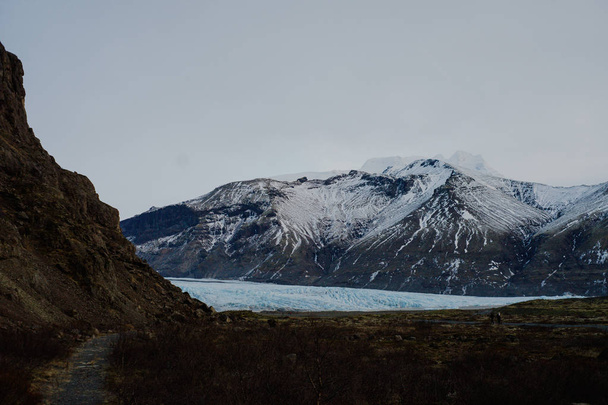 Un glaciar en Islandia entre algunas montañas
 - Foto, imagen