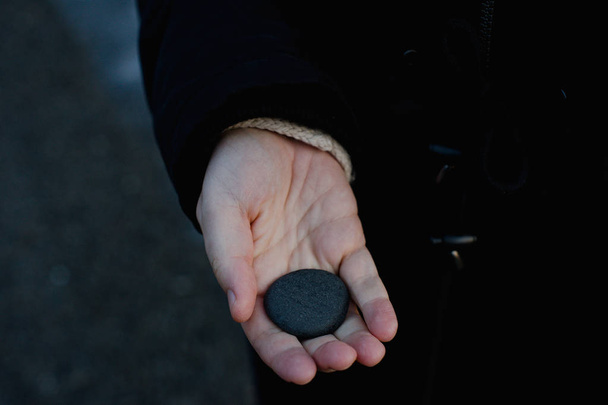 Person mit einem Stein - Foto, Bild
