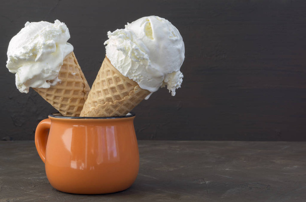 Una cucharada de helado en un cono de gofre crujiente
. - Foto, imagen