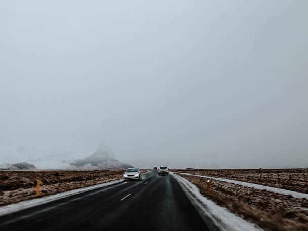 Coches que conducen a través de un paisaje de niebla en Islandia
 - Foto, imagen