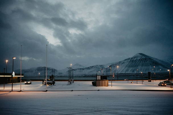 Засніжена заправної станції в Ісландії перед деякі гори перед сходом сонця. - Фото, зображення