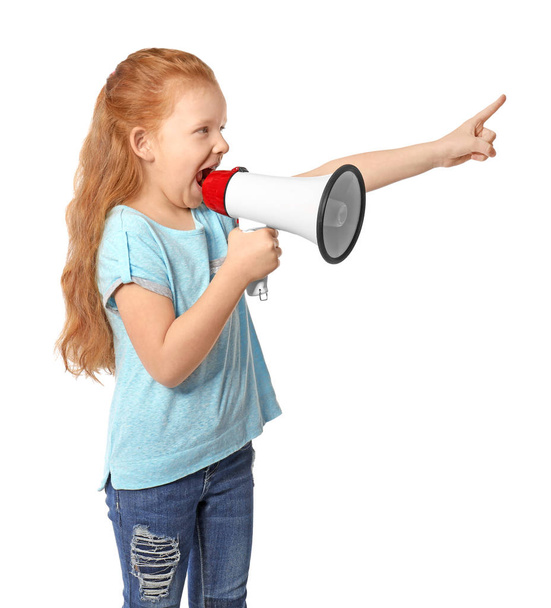 Nettes kleines Mädchen ruft in Megafon auf weißem Hintergrund - Foto, Bild