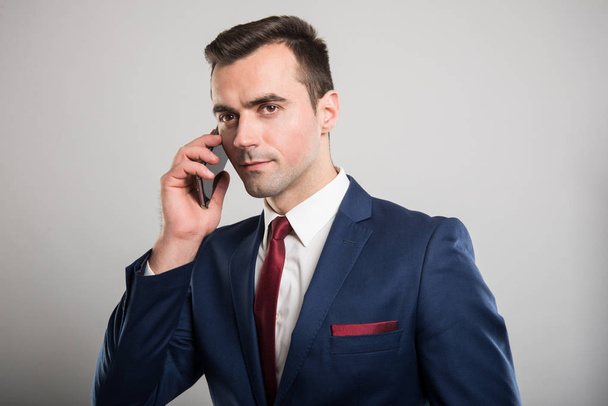 Atraktivní obchodní muž mluví na smartphone - Fotografie, Obrázek