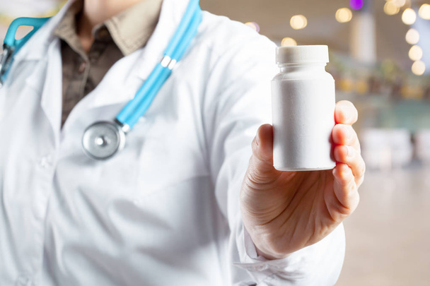 Doctor holding bottle with pills - Foto, Imagen