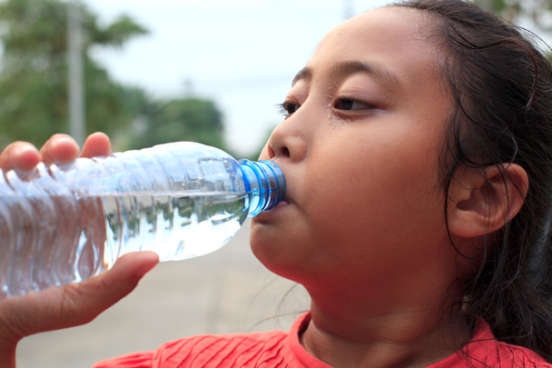 Taylandlı kız içecekler su - Fotoğraf, Görsel