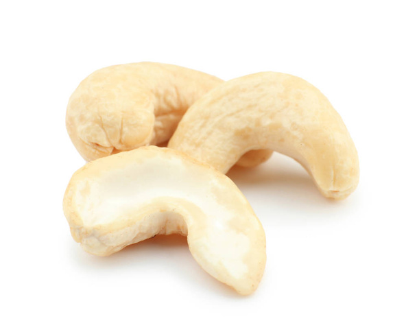 Cashewpähkinät valkoisella pohjalla - Valokuva, kuva