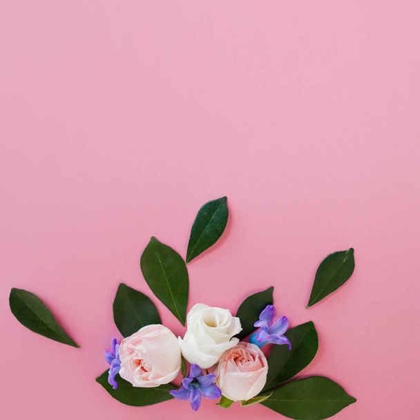 Blumen auf rosa Hintergrund, freier Platz für Ihren Text - Foto, Bild