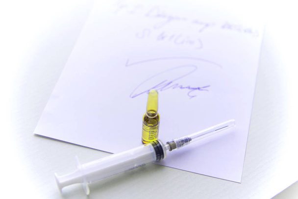 Prescription du médecin avec un flacon jaune et une seringue isolée
 - Photo, image