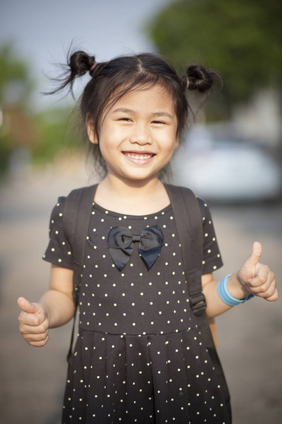 Gesicht asiatischer Kinder lächelndes Gesicht und Zeichen guten Gefühls durch Flosse - Foto, Bild