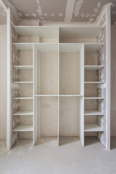 A beépített fali szekrény telepítése - Fotó, kép