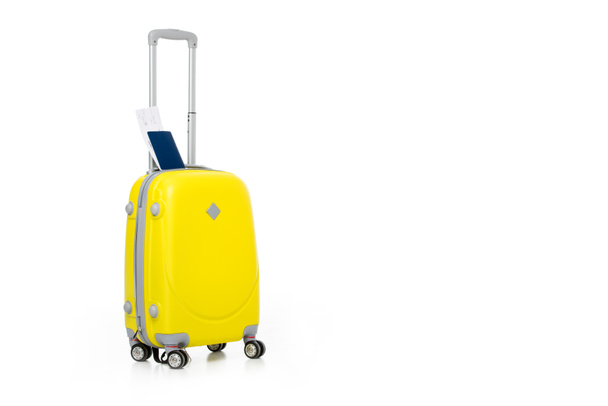žlutý kufr s pas a letenku izolované na bílém - Fotografie, Obrázek