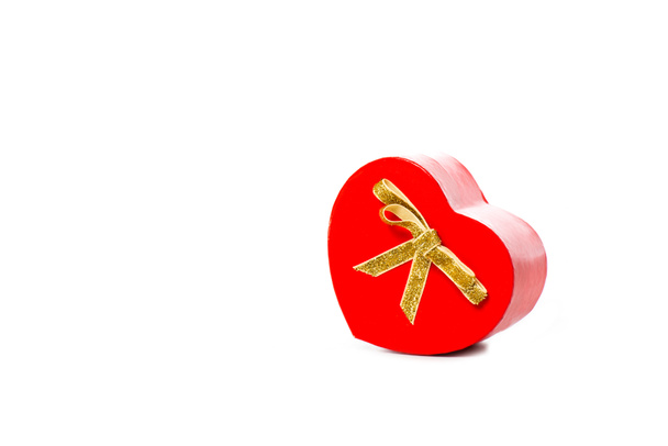 κοντινή άποψη των δώρων κόκκινο σε σχήμα καρδιάς που απομονώνονται σε λευκό - Φωτογραφία, εικόνα