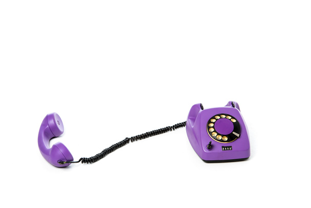 vista ravvicinata del telefono rotante viola isolato su bianco
  - Foto, immagini