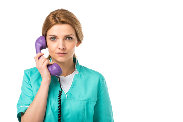 portret lekarza weterynarii fioletowy telefon z rurki w ręku na białym tle na biały - Zdjęcie, obraz