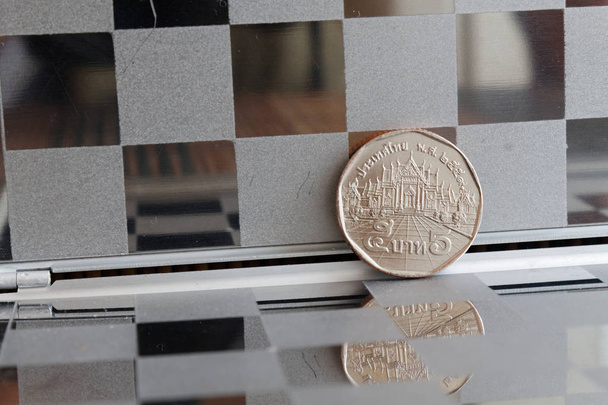 Denominación de moneda tailandesa es de 5 baht en espejo reflejan cartera
 - Foto, imagen