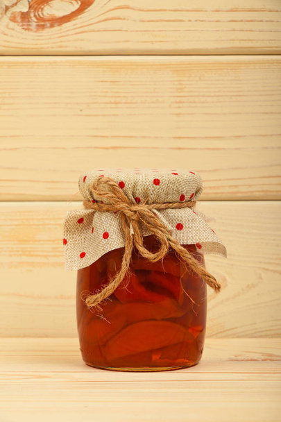 Un frasco de mermelada de membrillo sobre tablones de madera vintage
 - Foto, Imagen