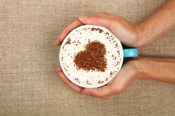 Les mains de la femme tiennent pleine tasse de café cappuccino latte
 - Photo, image