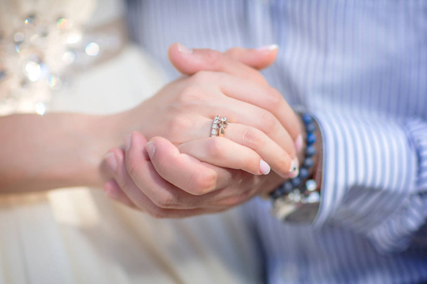 esküvő téma, a férfi és a nő tartja kezében egy szép manikűr ügyes. - Fotó, kép