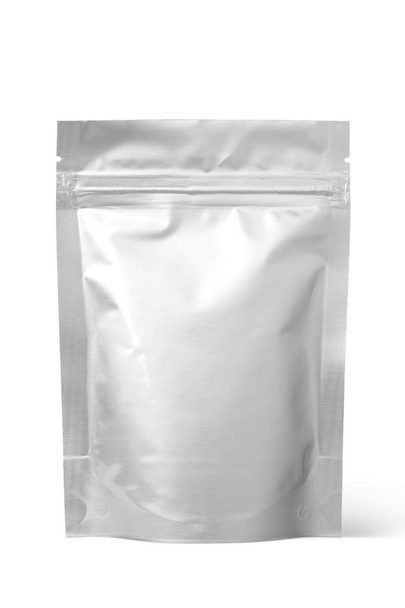 Серебряная упаковка из фольги на молнии, изолированная на белом
. - Фото, изображение