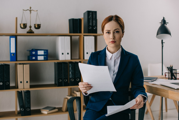 πορτρέτο της γυναικείας δικηγόρο κοστούμι με έγγραφα στα χέρια στο χώρο εργασίας στο γραφείο - Φωτογραφία, εικόνα