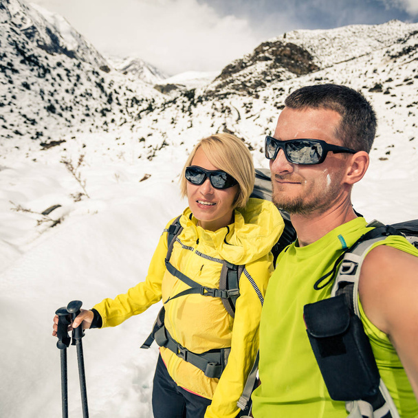 Pár turistů, partnerství a spolupráce v zimních horách - Fotografie, Obrázek