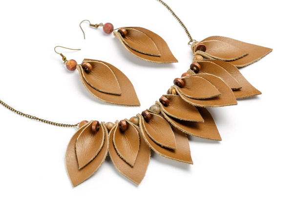 Collier et boucles d'oreilles artisanales originales en forme de pétales en cuir marron
 - Photo, image