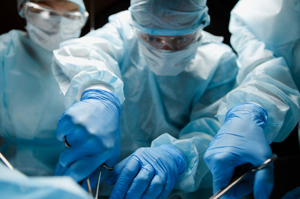 Trabajadores de la salud en cirugía médica
 - Foto, Imagen