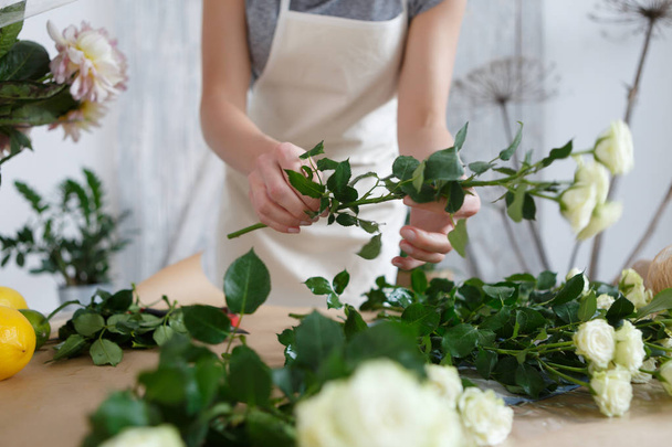 Young florist woman with roses - Foto, Bild