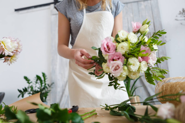 Image of florist making bouquet - Foto, Imagen