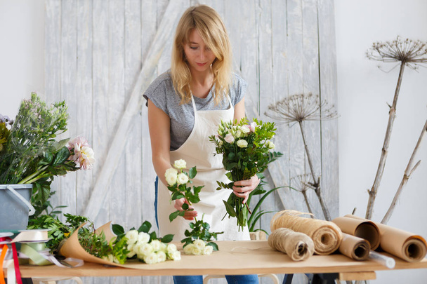 Young woman in flower shop - Valokuva, kuva