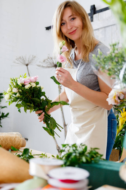 Smiling florist in flower shop - Fotoğraf, Görsel