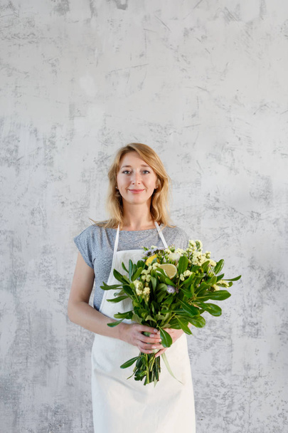 Image of florist with bouquet - Фото, изображение