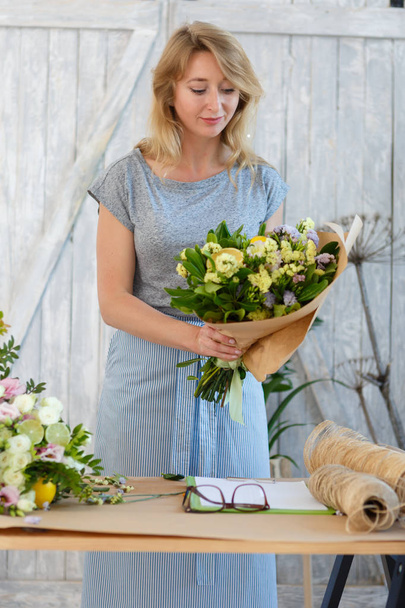 Long haired blonde with bouquet - Foto, immagini