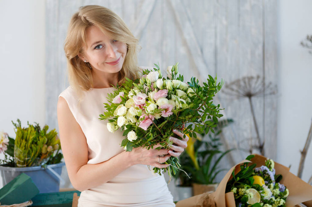 Picture of girl with bouquet - Zdjęcie, obraz