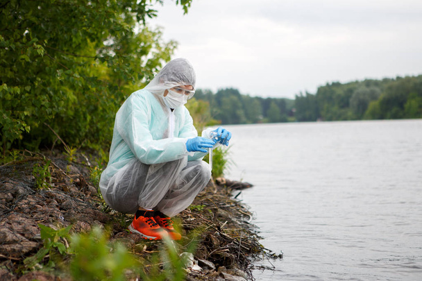 Young environmentalist takes water samples - Fotó, kép