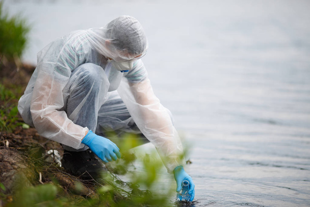 Ecologist takes sample of water - Foto, afbeelding