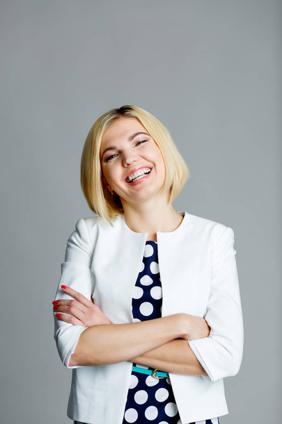 Smiling model with arms crossed - Fotografie, Obrázek