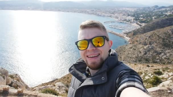 Szczęśliwy człowiek turysta turystyczne obrazek na górze w pobliżu morza - Materiał filmowy, wideo
