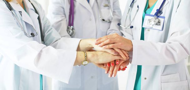 Lekarze i pielęgniarki w zespole medycznym układające ręce - Zdjęcie, obraz