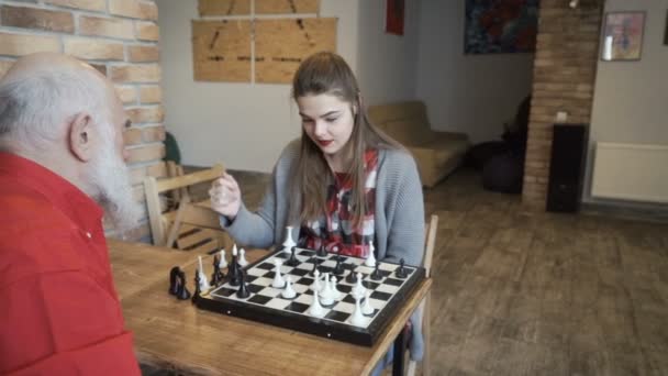 Grandpa plays chess with granddaughter - Záběry, video