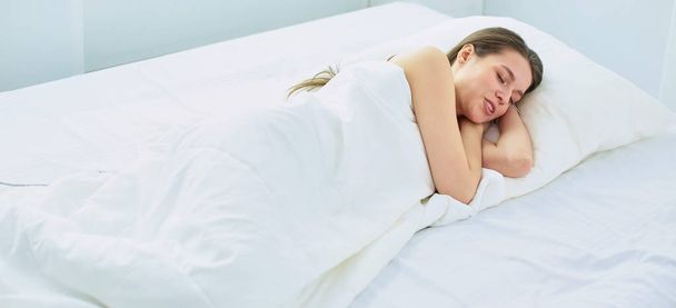 Joven belleza dormido en una cama blanca
 - Foto, Imagen
