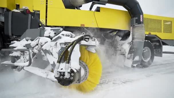 Máquinas de rodas pesadas remove a neve da estrada com grande escova rotativa maciça no tempo nevado, máquinas especiais para limpeza de estradas, remoção de neve e gelo, caminhão especializado
 - Filmagem, Vídeo