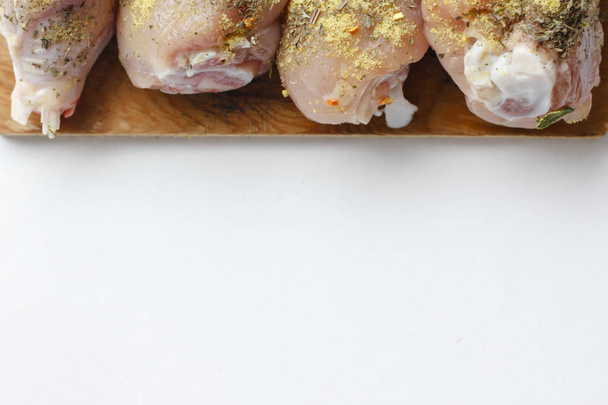 Palitos de pollo en una tabla de madera. Sobre fondo blanco y aislado.Vista superior. Puesta plana
. - Foto, Imagen