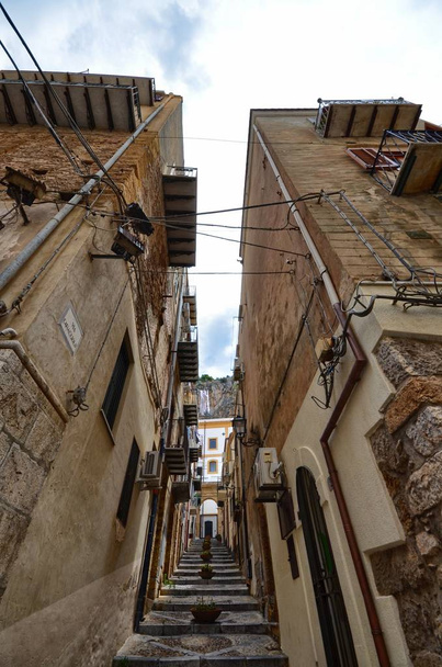 Cefal, Italia, Sicilia 16 de agosto de 2015. Los callejones del centro histórico de Cefal, calles estrechas, pasos empinados
. - Foto, imagen