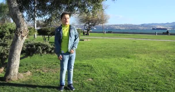 Fiatal fiú a tánc a gyepen 3 fejhallgató - Felvétel, videó
