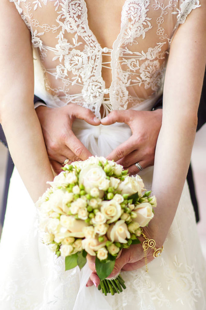 egy szép ruhát, kezében egy csokor, kezében a fiatal menyasszony - Fotó, kép